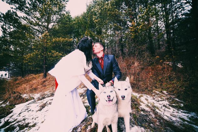 Happy kissing couple and husky dogs - бесплатный image #345881