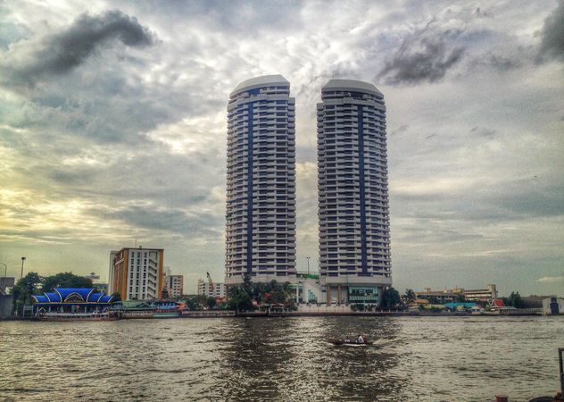 Twin buildings on riverside of Chao Phaya River, Bangkok, Thailand - бесплатный image #346221
