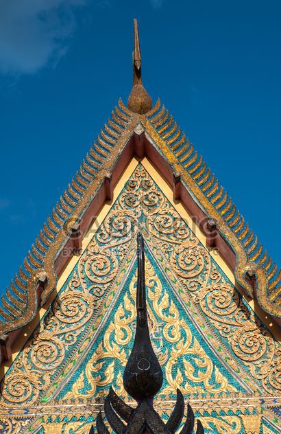 Thai temple against blue sky - бесплатный image #347191
