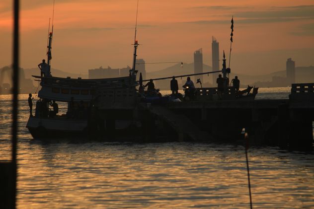 Silhouettes of fishermen in boat at sunset - бесплатный image #348661