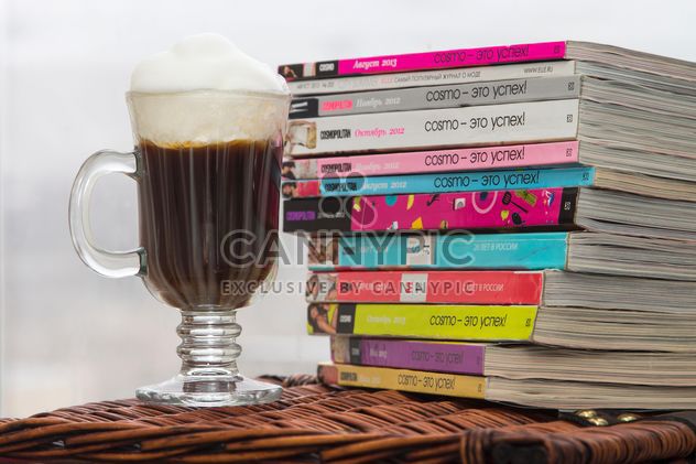 Cup of coffee and pile of magazines - image gratuit #350311 