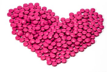 Heart shaped of pills - image gratuit #439041 