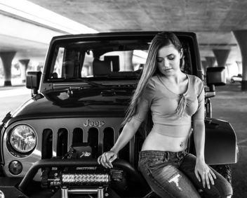 Girls love Jeeps - image #447771 gratis