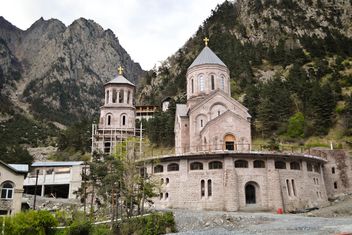 Church in mountains - image #449601 gratis