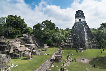 Archaelogical Maya city Tikal in Guatemala - Central place with temples, palaces, stelae and stones to offer sacrifices to the gods. - бесплатный image #449771