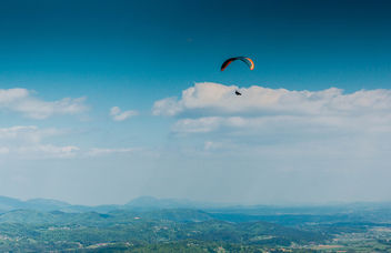 Paraglider high in the sky - image #449831 gratis