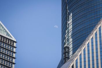 Detail of office building against blue sky - image #452281 gratis