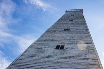 Wooden lighthouse against blue sky - image #452291 gratis