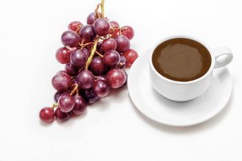 Cup of coffee and bunch of grapes - Kostenloses image #452441