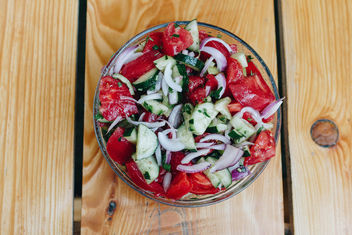 Top view of healthy salad with tomatoes, cucumbers and onion - Kostenloses image #454861
