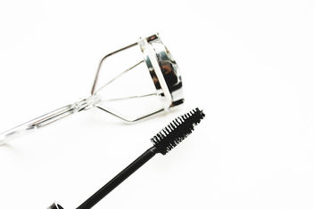 Mascara and eyelash curler on white background - image #458021 gratis