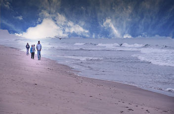 Family walk on the beach - image #463441 gratis