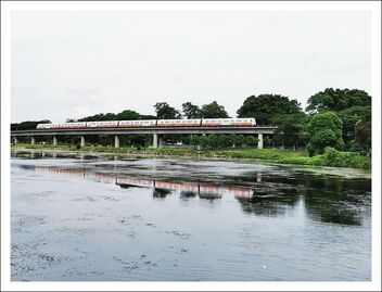 lower seletar reservoir - train and its reflection on the water - image gratuit #473501 