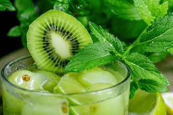 Close-up, a glass of cocktail with green fruit and fresh mint - Kostenloses image #473541