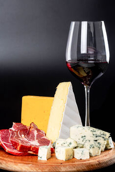 Delicious appetizer and glass of red wine - image #475901 gratis