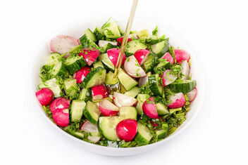 Oil is poured into a bowl of vegetable salad - image gratuit #478411 
