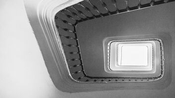 Looking up the stairwell - Kostenloses image #498331