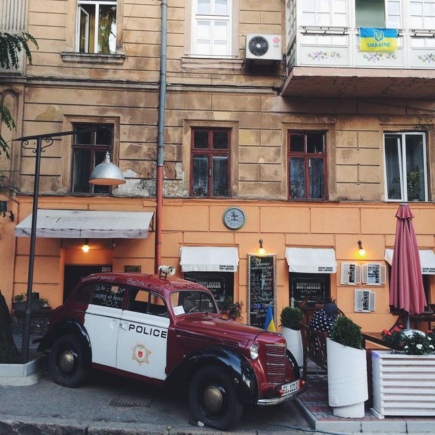 Old car near outdoors cafe - image gratuit #136191 