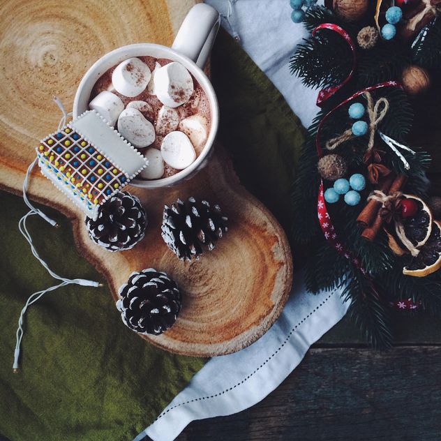 Marshmallows in the cup of cocoa drink and decorations - image gratuit #136291 