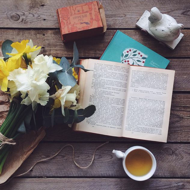 Books, flowers and cup of tea - image gratuit #136541 