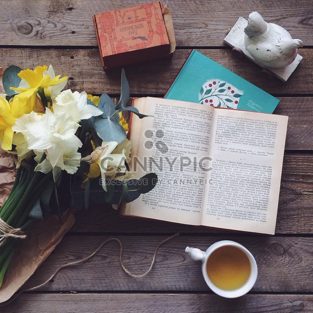 Books, flowers and cup of tea - image #136541 gratis