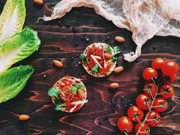 Sandwiches with tomatoes, almonds and parsley - image gratuit #136551 