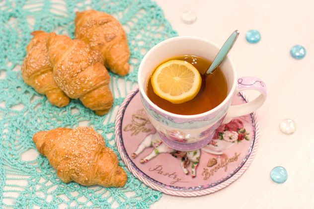 Cup of tea and croissants - image #182541 gratis