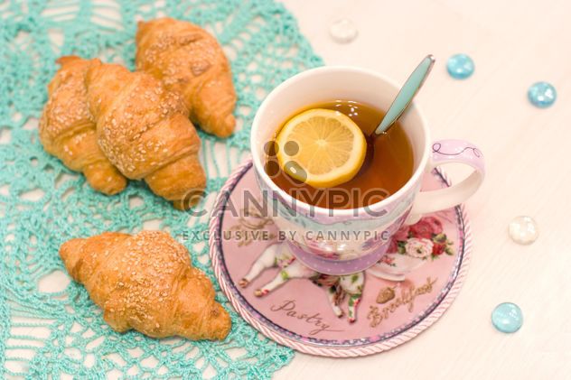 Cup of tea and croissants - image #182541 gratis