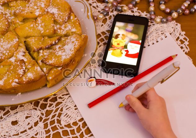 Apple pie and child writing on paper - бесплатный image #182601