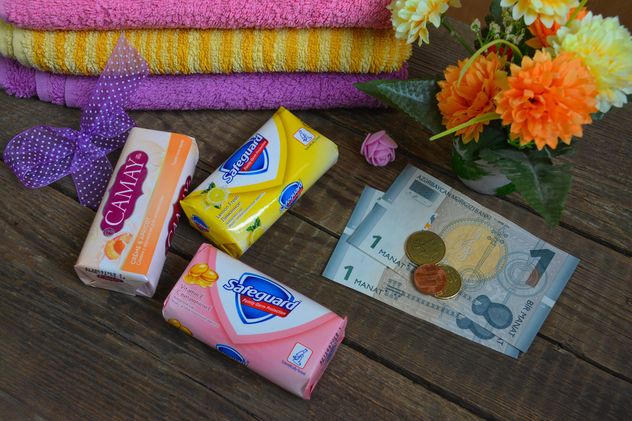 Bars of soap, towels, flowers and money - image gratuit #182801 