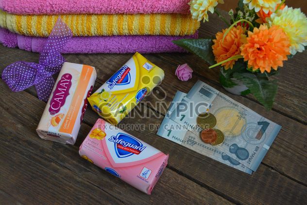 Bars of soap, towels, flowers and money - image #182801 gratis