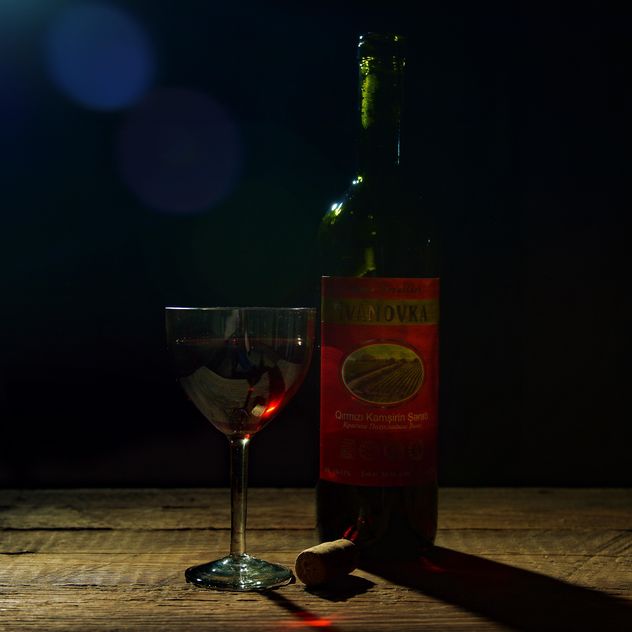 Bottle and glass of wine - Kostenloses image #182831