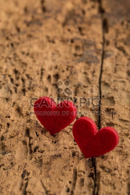 Red hearts on wood - image #182981 gratis