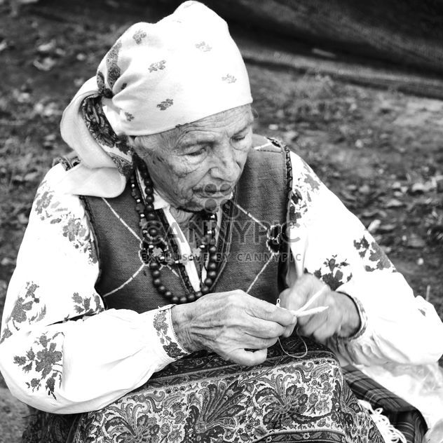 grandmother knitting - image #183271 gratis