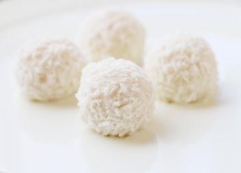 White coconut balls - бесплатный image #183431