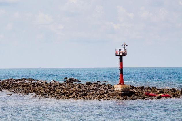 Lighthouse on rocks - Kostenloses image #183441