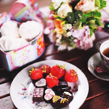 Strawberries and candies on plate - Kostenloses image #184091