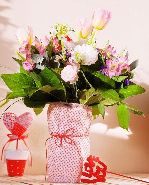 Bouquet of flowers in vase - image #184101 gratis