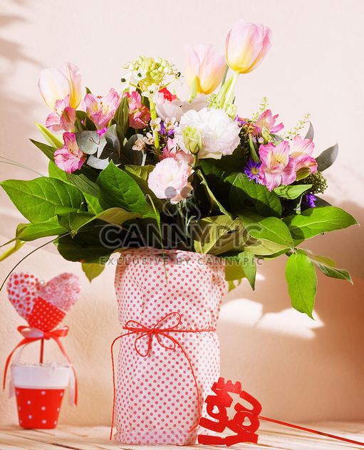 Bouquet of flowers in vase - image #184101 gratis