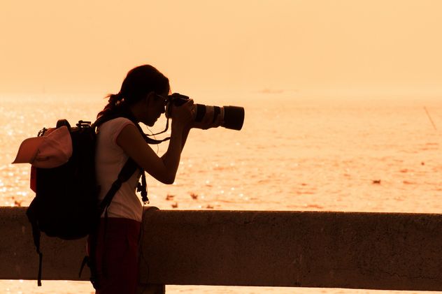 Woman photographing sea - image gratuit #184451 