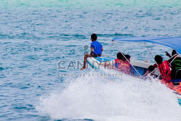 Children in speed boat - image #185651 gratis