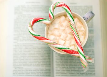 A cup of cocoa with marshmallows - image #185821 gratis