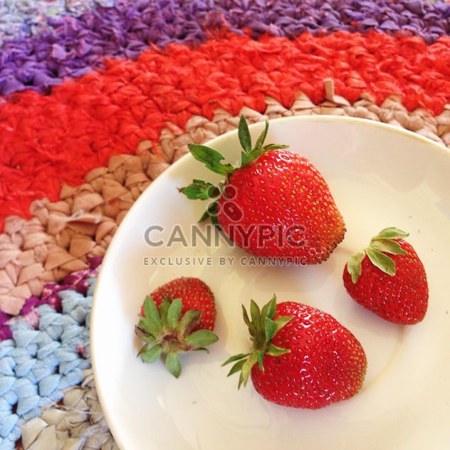 Strawberries on a plate - image gratuit #185991 