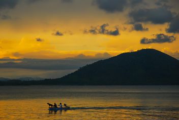 Sunset silhouette of kids in the boat - image #186431 gratis