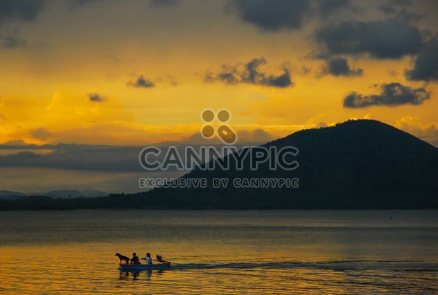Sunset silhouette of kids in the boat - image gratuit #186431 
