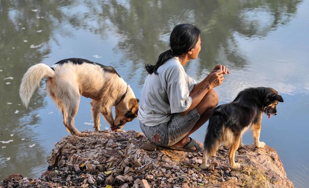 Woman with two dogs - image #186441 gratis
