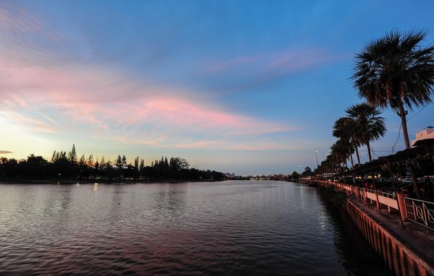 Sunset on river enbankment - image gratuit #186511 
