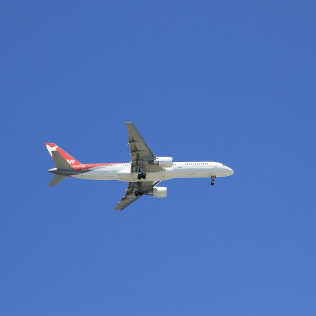 Airplane on background of sky - бесплатный image #186641