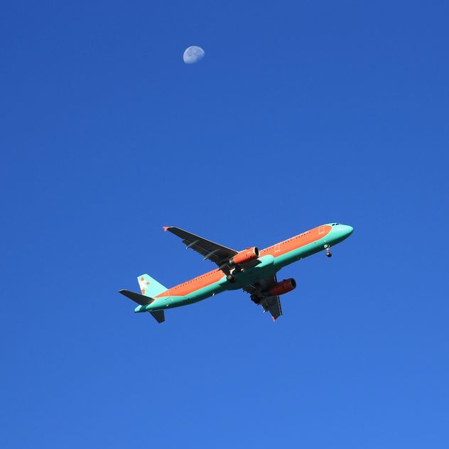 Airplane on background of sky - бесплатный image #186651