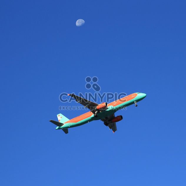 Airplane on background of sky - image #186651 gratis